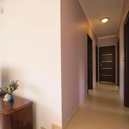 Three-bedroom Holiday In Loborika