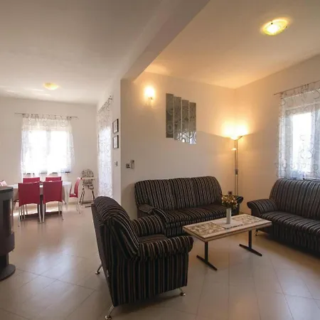 Three-bedroom Holiday In Loborika