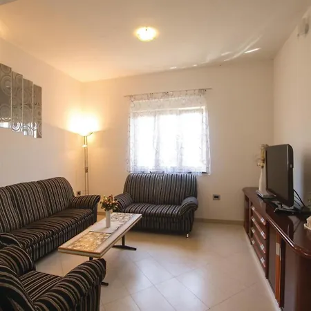 Three-bedroom Holiday In Loborika