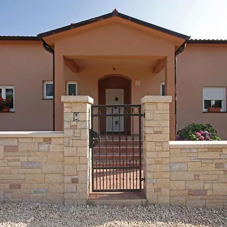 Three-bedroom Holiday In Holiday home Loborika