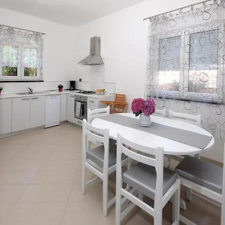 Three-bedroom Holiday In Loborika